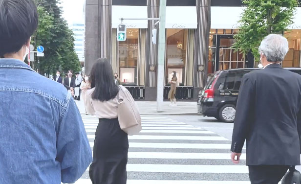 銀座2丁目交差点を左に曲がり、直進します。