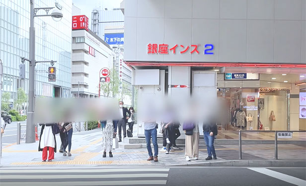 銀座インズ3が見えたら、銀座インズ2方面に渡ります。